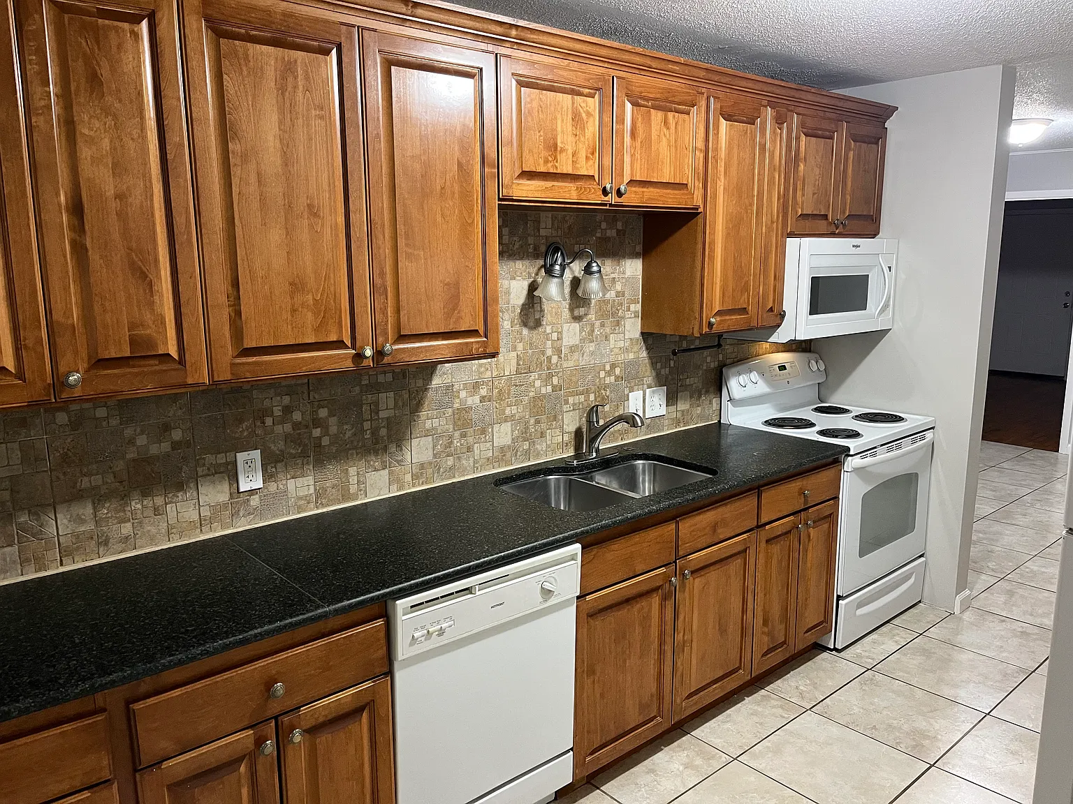 3 bed, 1500 sqft, $1,600 — Photo 2