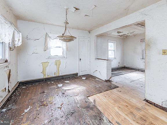 4th image of 25 Adams Ave