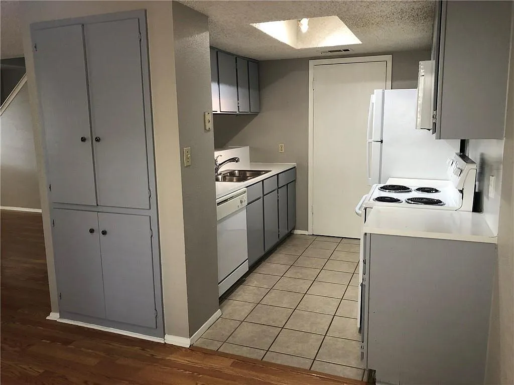 2 bed, 1.5 bath, 1004 sqft, $1,825 — Photo 3