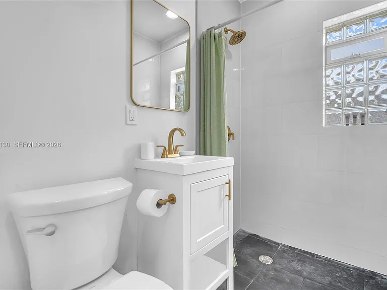 261 SW 15th St #1 — Photo 8