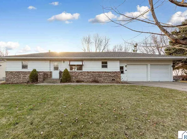 580 N Waterville Ave, Le Center, MN 56057