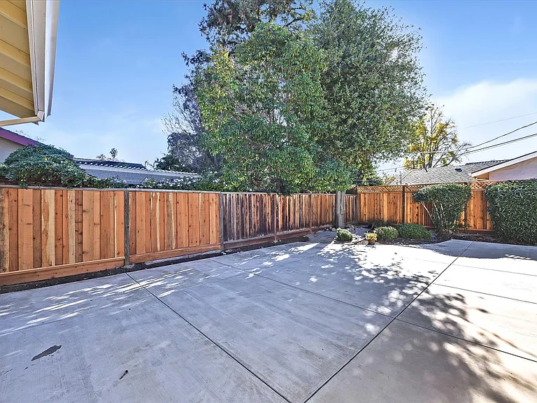 2448 Whitethorne Dr — Photo 31