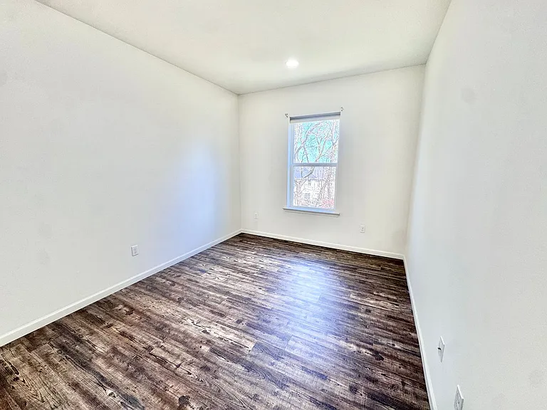 315 E Stone Aly — Photo 11