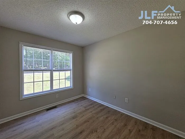 1225 Beard St — Photo 6