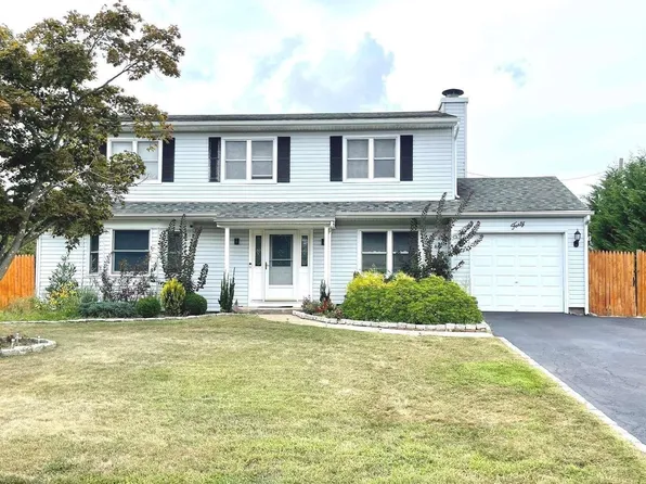 40 Roberta Avenue, Farmingville, NY 11738