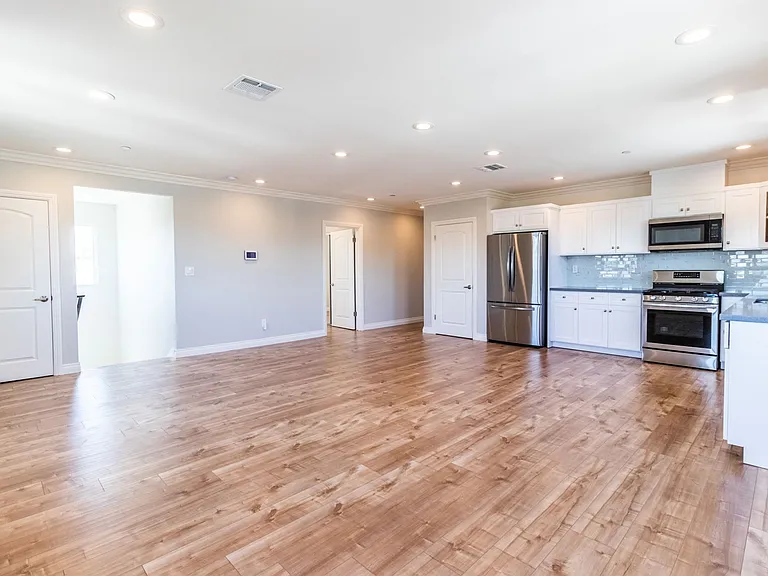 1737 S Longwood Ave — Photo 6