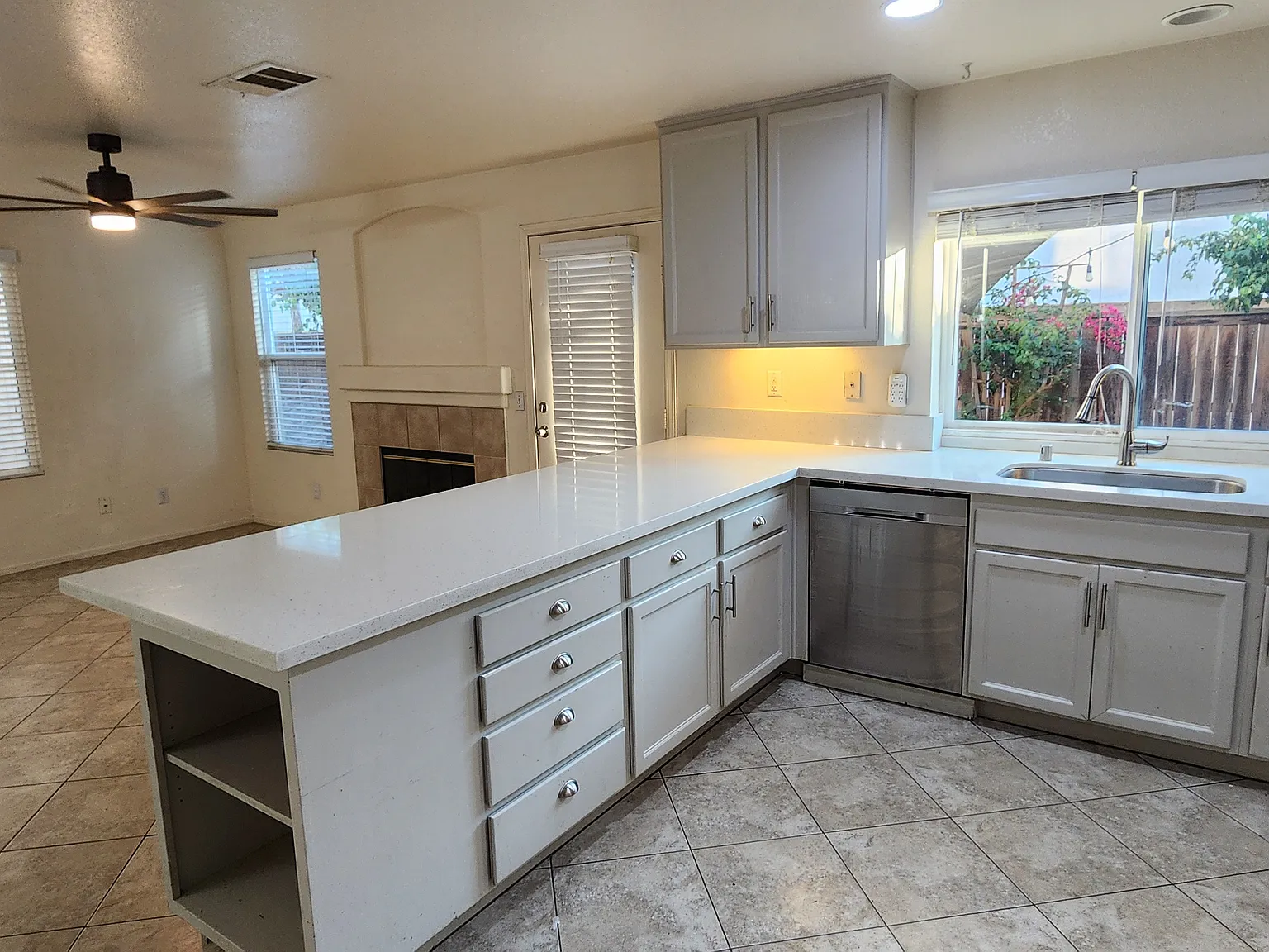 3 bed, 2.5 bath, 1460 sqft, $3,650 — Photo 4