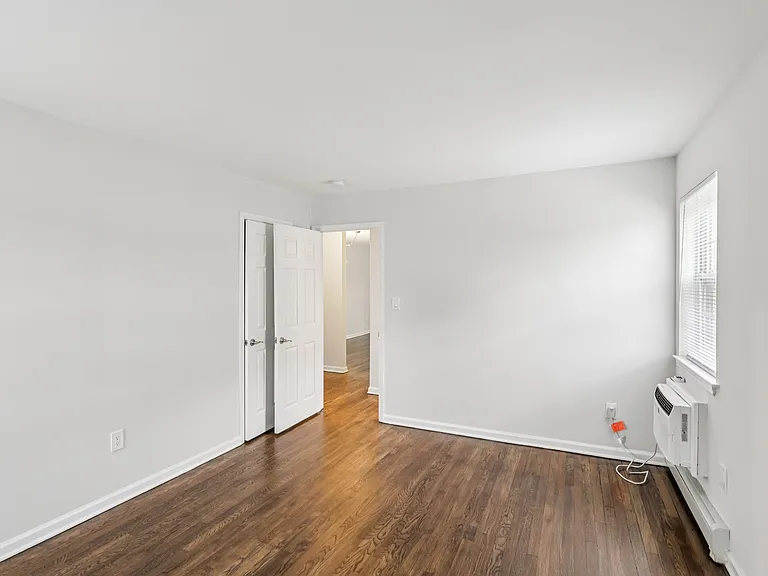 Queens Gardens Apartments — Photo 27