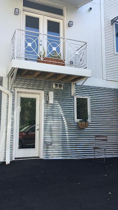 Entrance to the apt. of the 1st floor, the above balcony belongs to the upper unit.