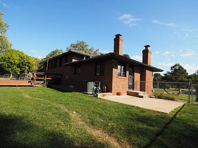 PATIO - Side view.