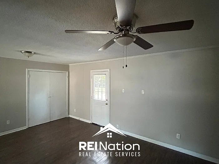 3 bed, 1.0 bath, 1218 sqft, $1,295 — Photo 3