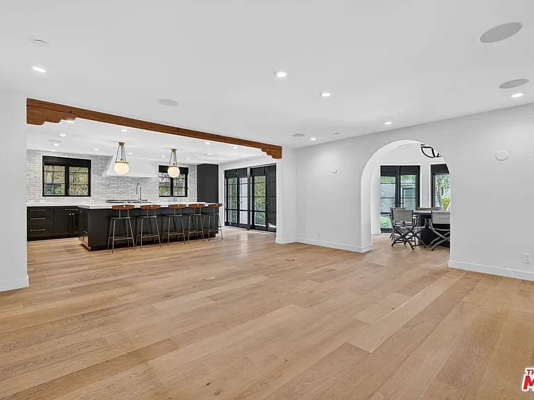 729 N Bedford Dr — Photo 24