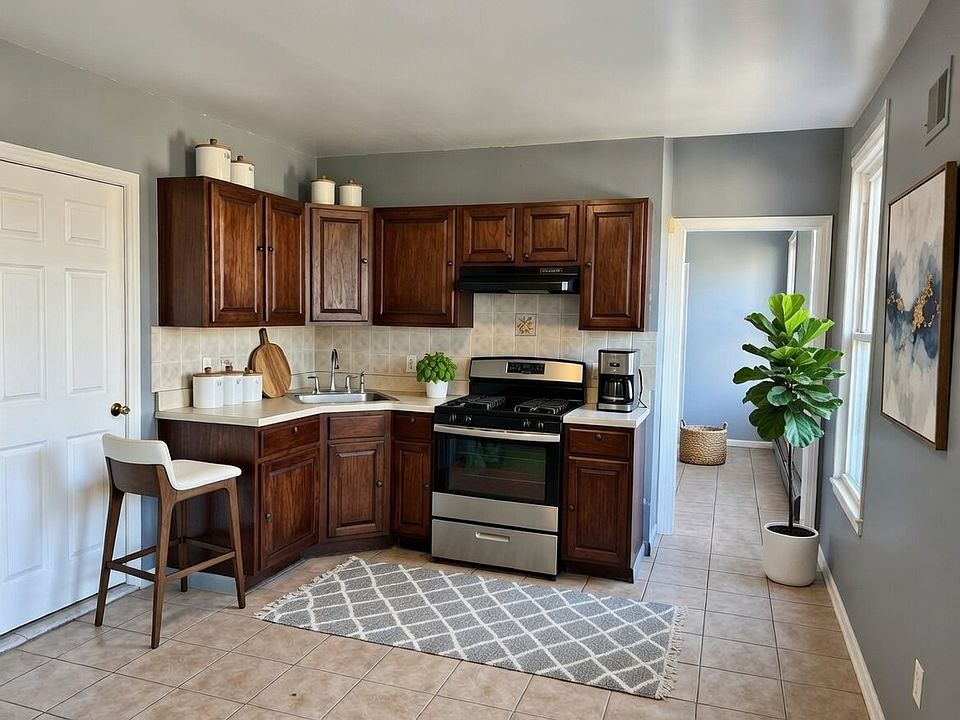 Eat-in Kitchen with brand new oven -- no refrigerator.