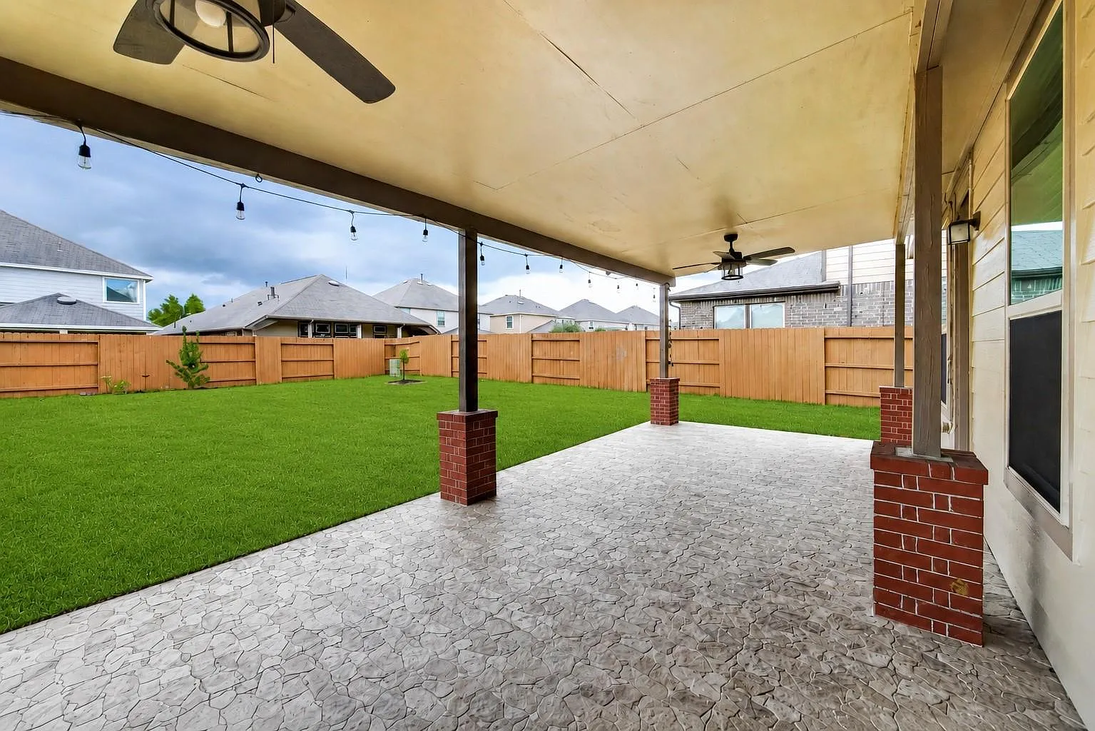 3 bed, 2.5 bath, 2680 sqft, $2,400 — Photo 1