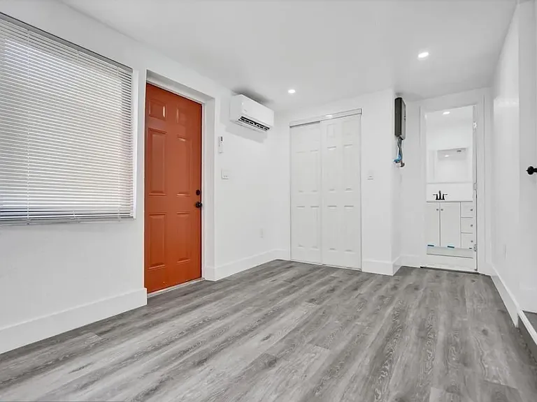 940 SW 28th St #1 — Photo 5