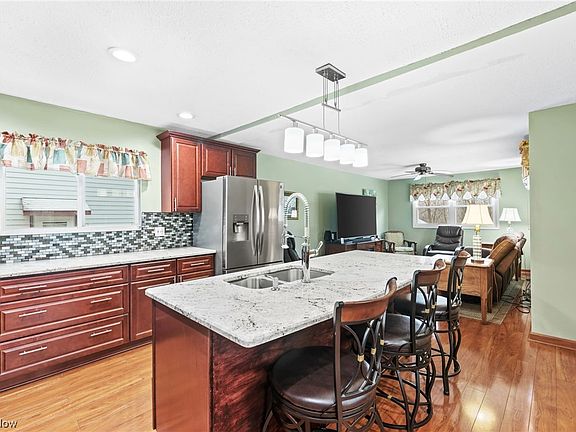 4th image of 81 Palmetto Ave
