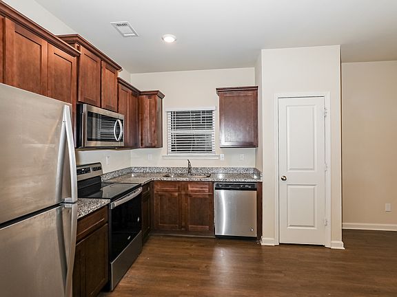 5th image of 402 Highwood Ln