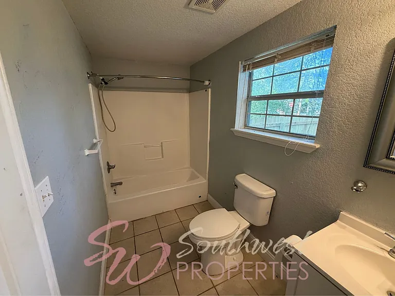 979 W Pecan St — Photo 23