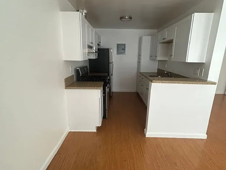 1920 Manning Ave — Photo 15