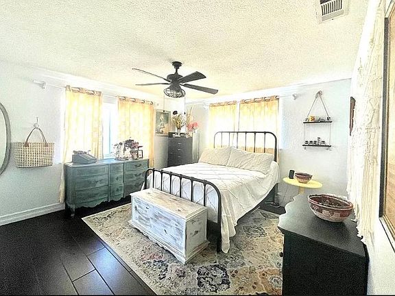 5th image of 20224 Newton St