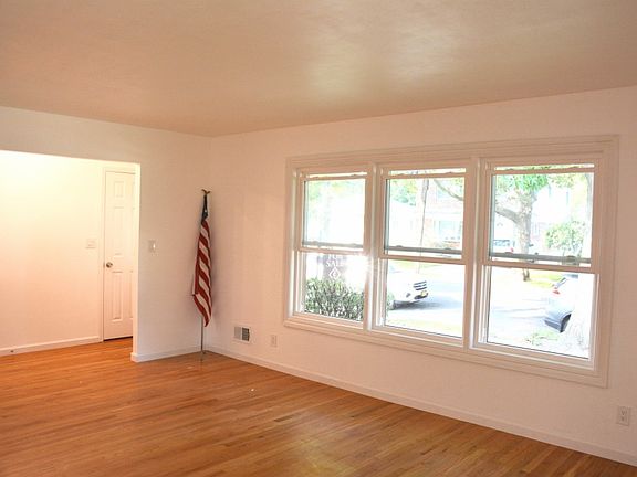 3rd image of 336 Tysens Ln