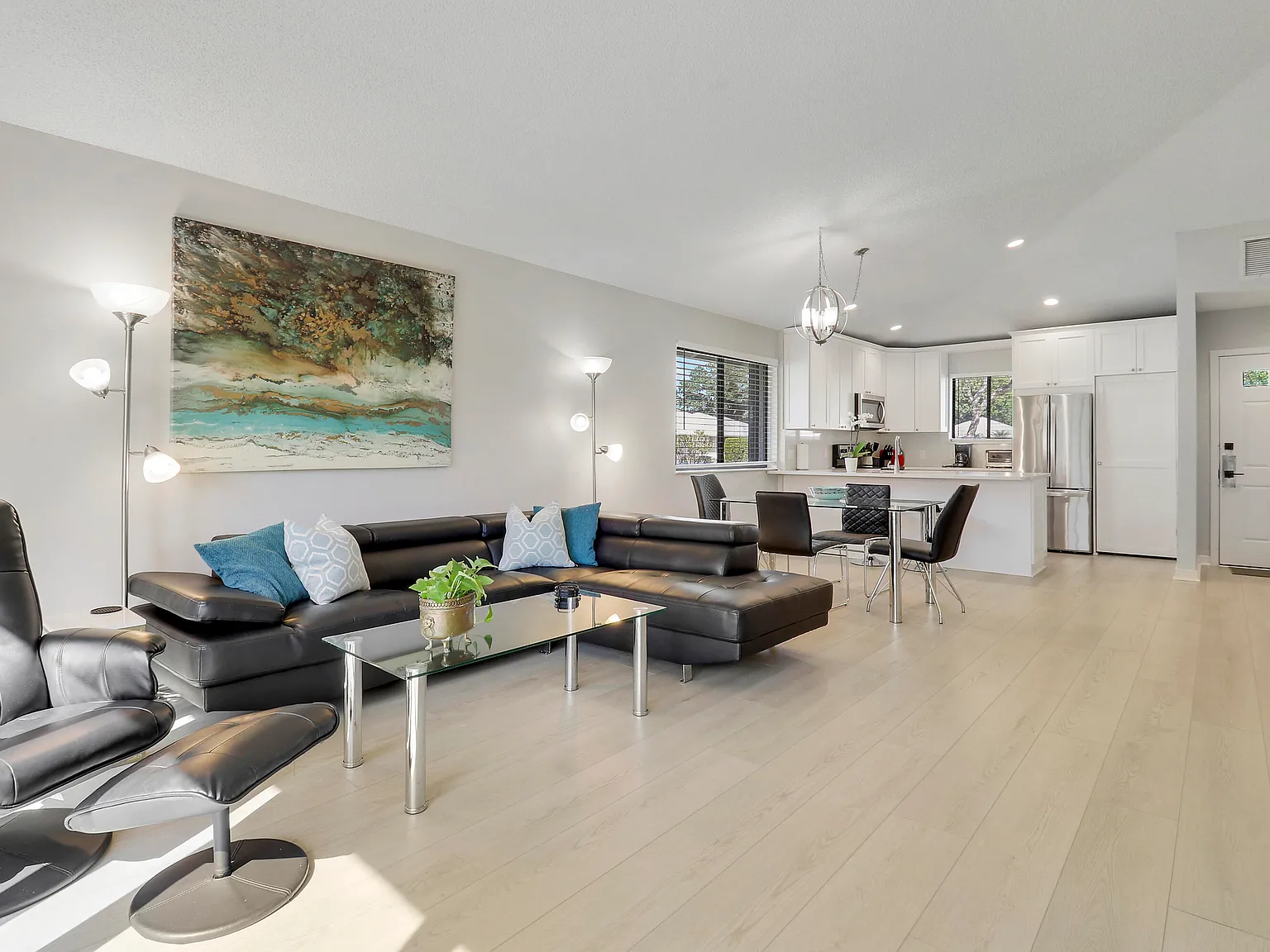 2 bed, 2.0 bath, 1135 sqft, $9,000 — Photo 3
