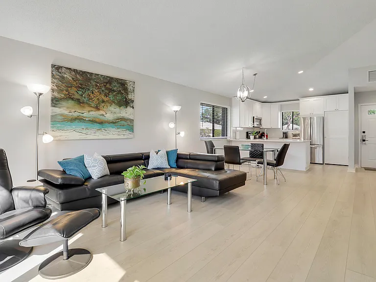811 Club Dr — Photo 2