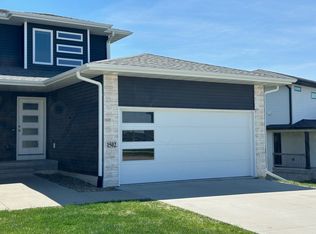 1502 Applewood Dr, Fairfax, IA 52228