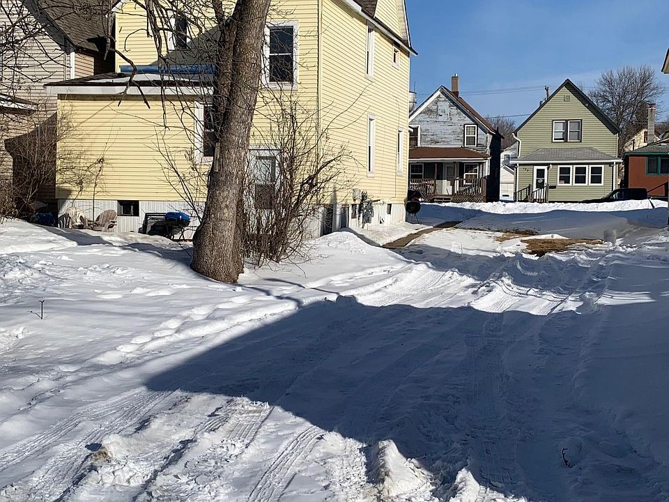 2nd image of 124 E 17th St