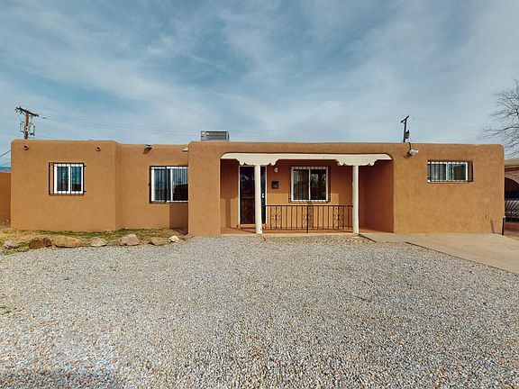 2nd image of 916 Alvarado Dr NE