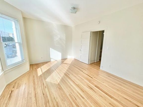 5th image of 3330 Sacramento St