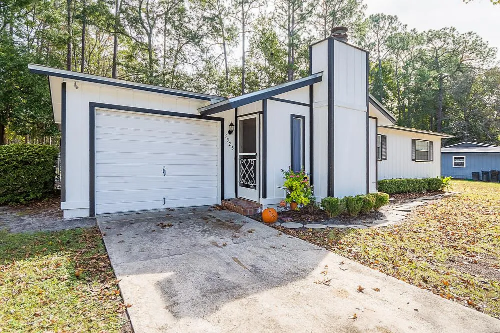 3 bed, 1172 sqft, $1,900 — Photo 1