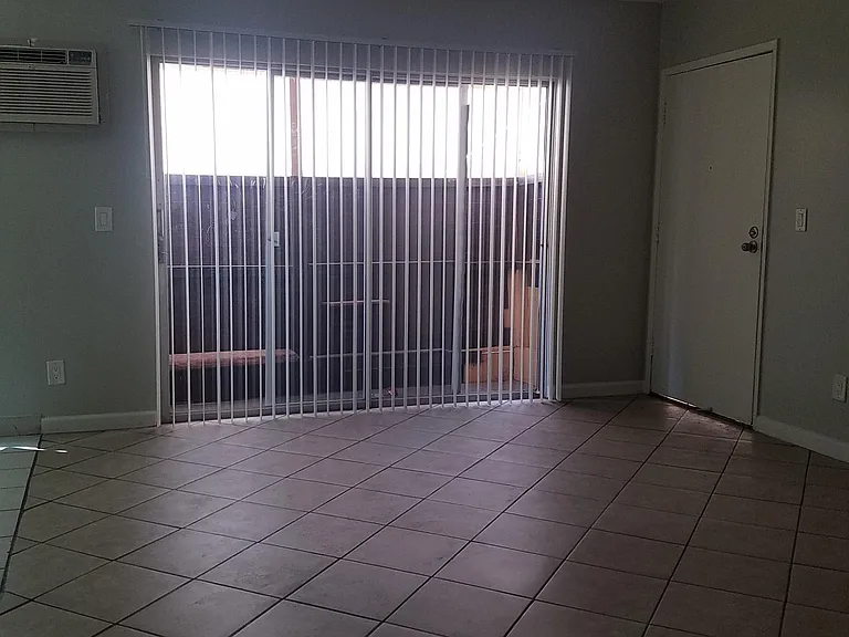 14015 Oxnard St — Photo 8