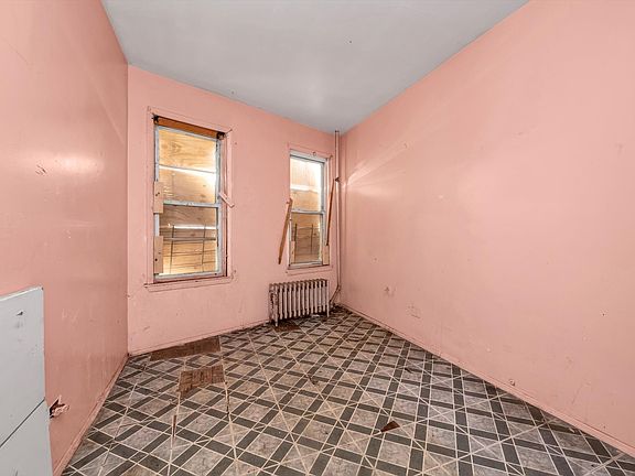4th image of 1129 E Tremont Ave