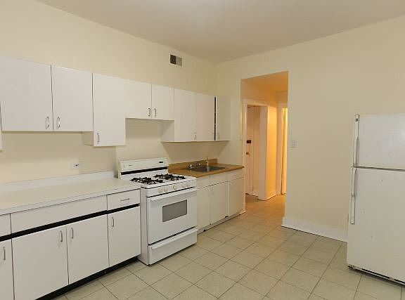 2nd image of 953 N Hoyne Ave #2