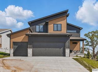 17542 Potter St, Bennington, NE 68007