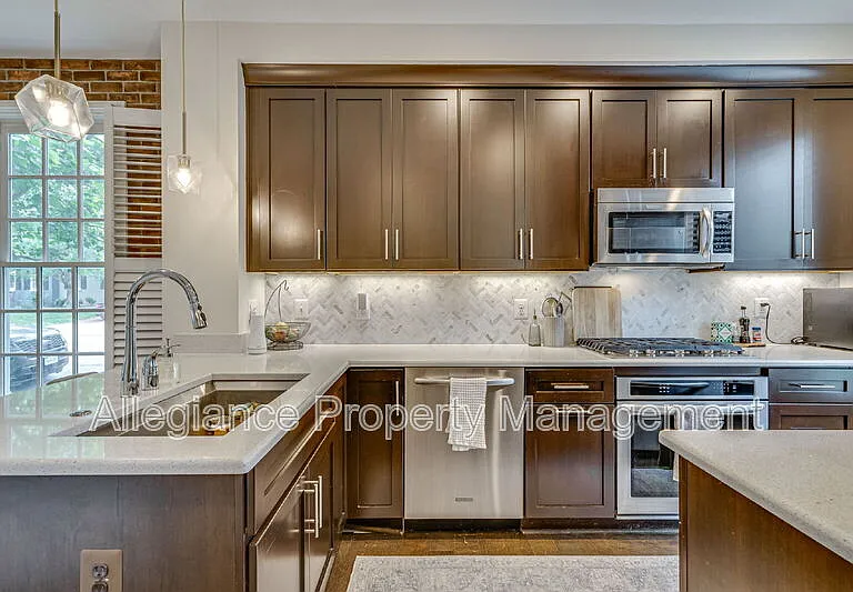 944 N Columbus St — Photo 13