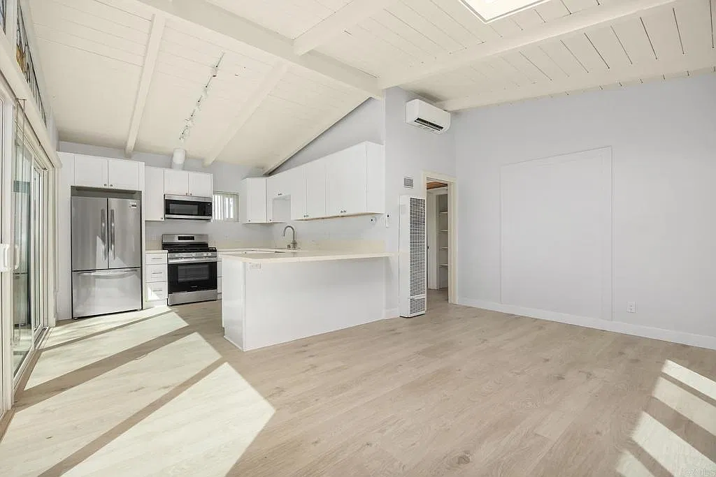 2 bed, 720 sqft, $5,600 — Photo 1
