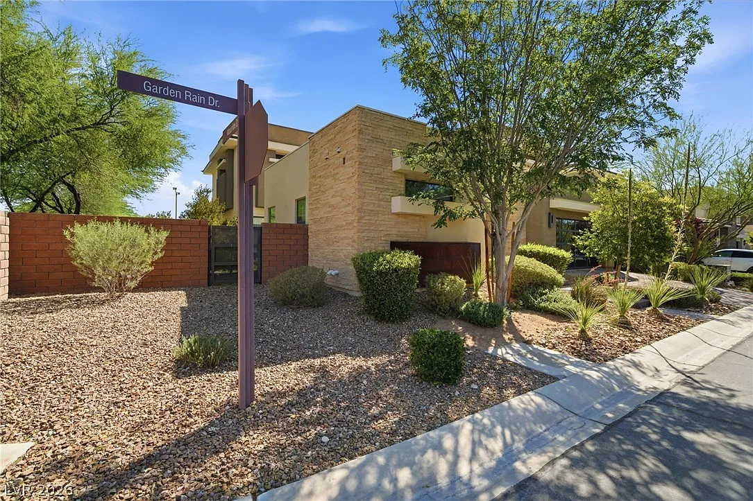 4 bed, 4.5 bath, 3776 sqft, $10,900 — Photo 3