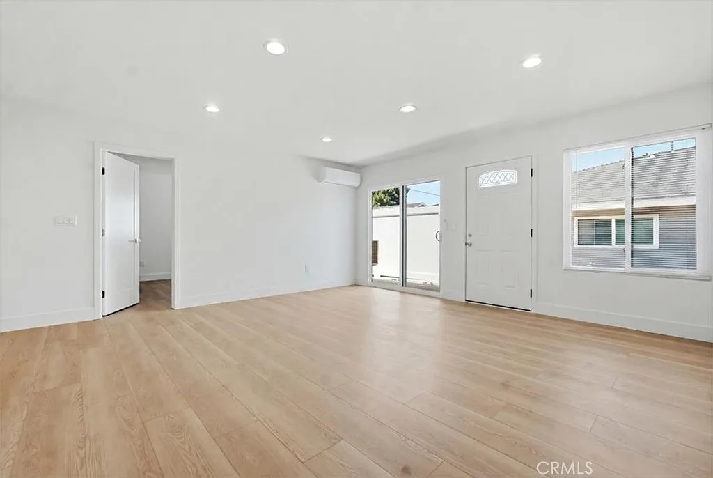 2 bed, 950 sqft, $3,000 — Photo 2