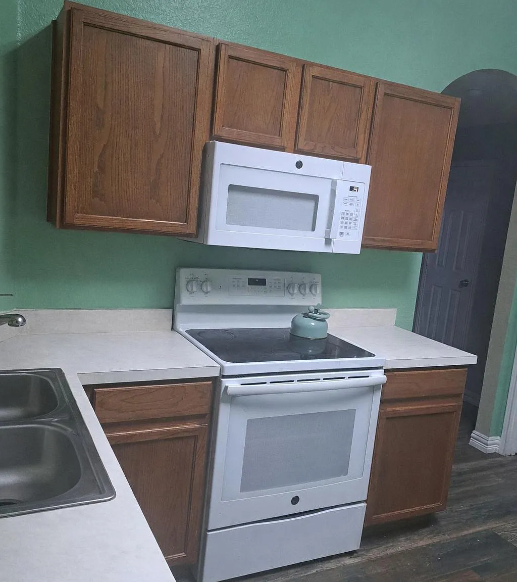3 bed, 1.0 bath, 2011 sqft, $957 — Photo 3