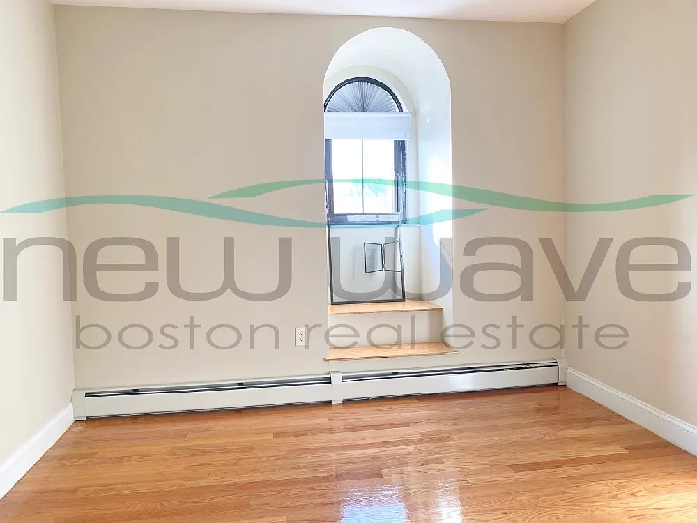 3 bed, 999 sqft, $4,200 — Photo 1