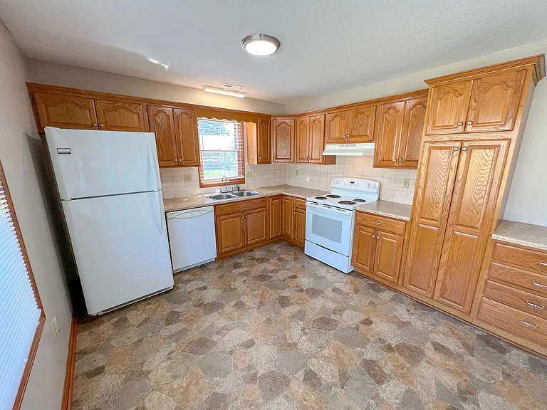 681 Maple Ave — Photo 26