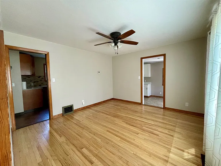 2727 Hall St — Photo 25