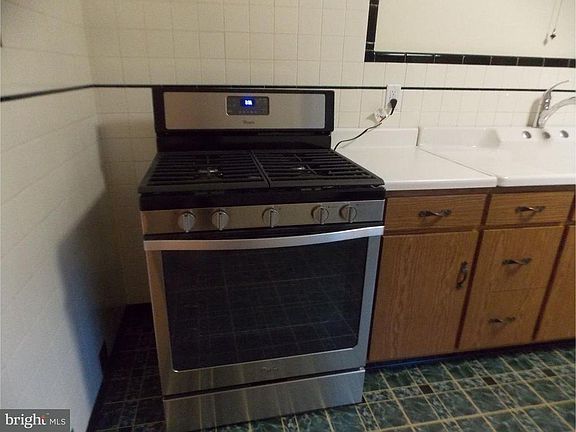 5th image of 209 W Church St