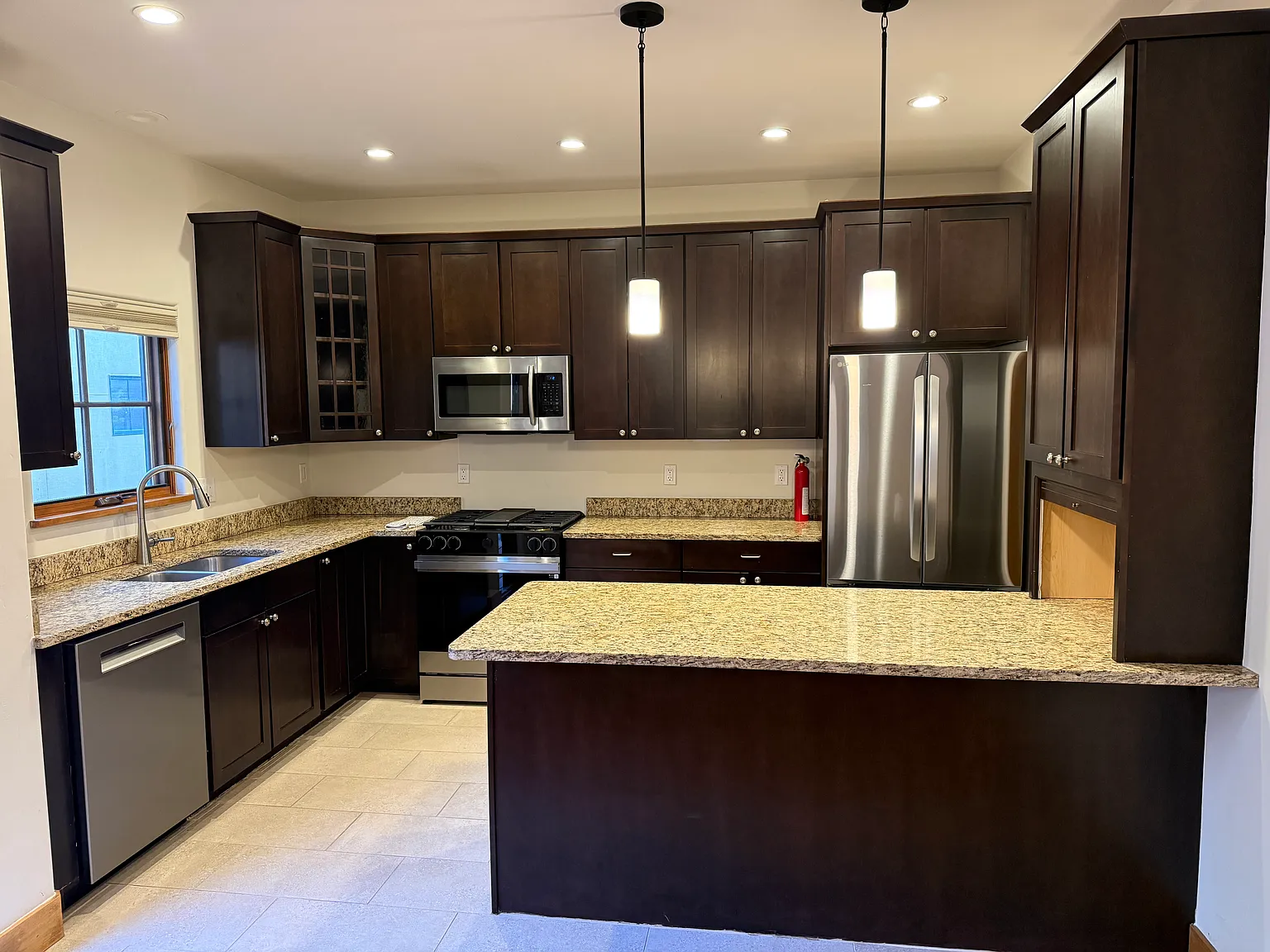 3 bed, 2.5 bath, 1680 sqft, $4,400 — Photo 3
