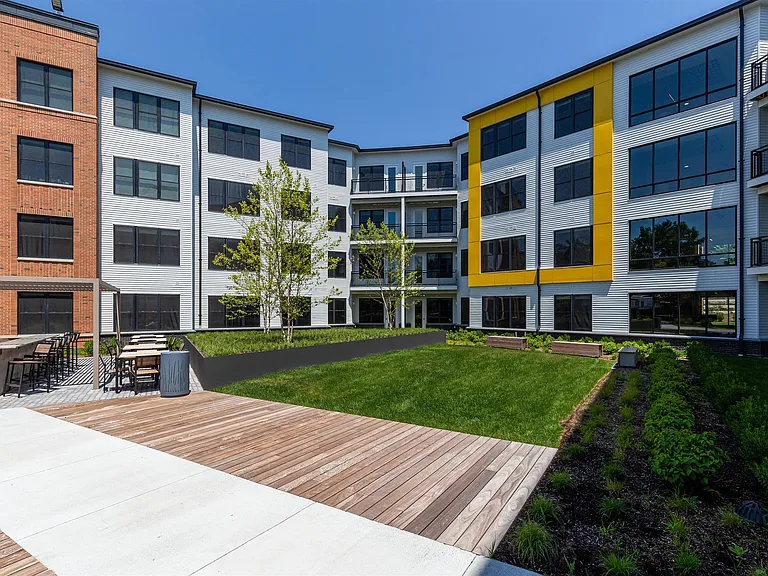 Parkway Apartments — Photo 8