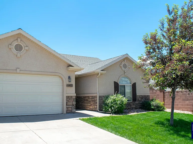 1422 Southern View Dr — Photo 2
