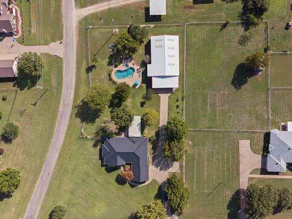 324 Highpoint Rd, Burleson, TX 76028