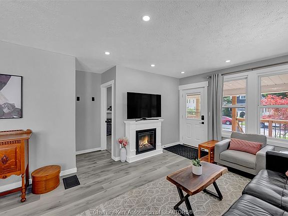 4th image of 71 Forest St